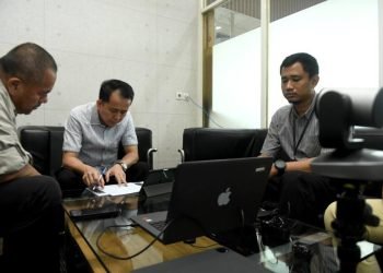 Penjabat (Pj) Gubernur Sumatera Utara (Sumut) Agus Fatoni didampingi Kadispora Sumut Baharuddin Siagian saat mengikuti rapat koordinasi persiapan PON XXI Aceh-Sumut 2024 secara virtual dengan Menteri Koordinator Bidang Pembangunan Manusia dan Kebudayaan Republik Indonesia dalam sebuah ruangan kecil di VVIP Bandara Kualanamu, Deliserdang, Jumat (19/7). (Diskominfo Sumut)