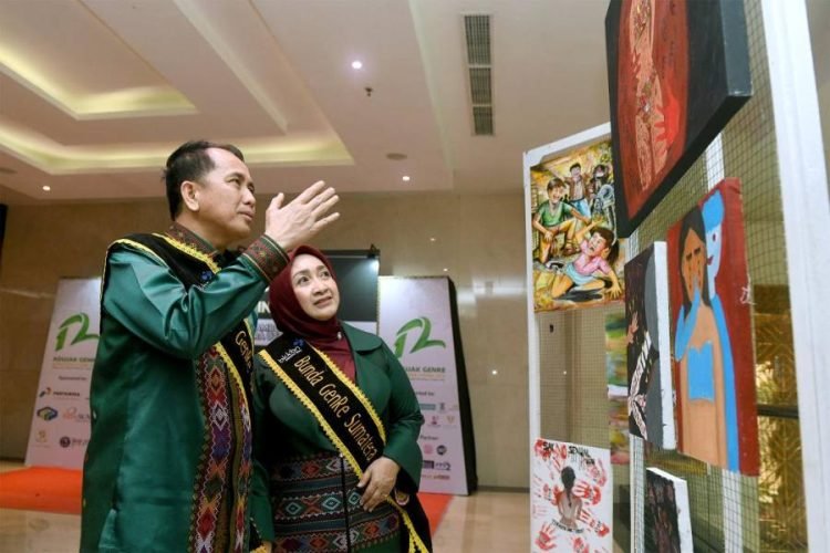 Pj Gubernur Sumut Agus Fatoni bersama Pj Ketua TP PKK Sumut Tyas Fatoni menghadiri Apresiasi Duta & Jambore Ajang Kreativitas GenRe Provinsi Sumut (ADUJAKSU) Tahun 2024 dan Grand Final Pemilihan Duta Generasi Berencana (GenRe) Tingkat Provinsi Sumut Tahun 2024 yang diselenggarakan oleh BKKBN Sumut di Grand Ballroom Hotel Four Point, Jalan Gatot Subroto, Medan, Jum'at (19/7/2024). (Diskominfo Sumut)