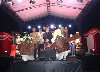 Ketua KPU Kota Padangsidimpuan, Tagor Dumora Lubis foto dengan Maskot dan Jingle Pilkada 2024 Kota Padangsidimpuan. (Laidin Pohan).