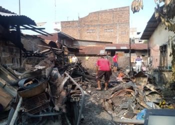 Beberapa pemilik rumah mencari barang-barang dari bekas rumahnya yang masih bisa digunakan.