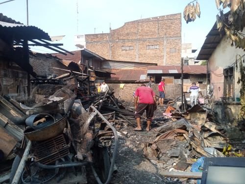 Beberapa pemilik rumah mencari barang-barang dari bekas rumahnya yang masih bisa digunakan.