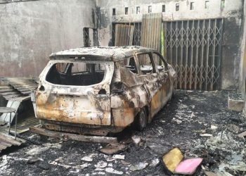 Kondisi ruko dan mobil korban yang terbakar.
