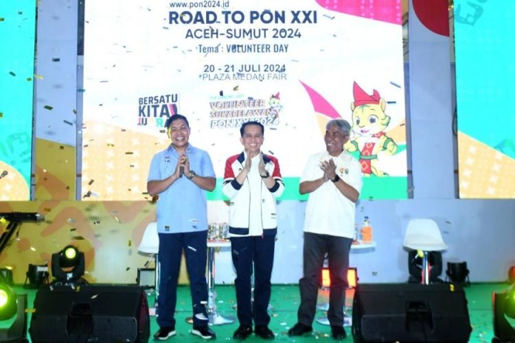 Penjabat (Pj) Gubernur Sumatera Utara (Sumut) Agus Fatoni bersama Ketua KONI Sumut John Ismadi Lubis serta Wakapolda Sumut Kombes Pol Rony Samtana menghadiri acara talkshow road to PON Aceh-Sumut di Plaza Medan Fair, Jalan Gatot Subroto, Medan, Sabtu (20/7). (diskominfo Sumut)