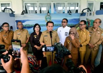 Pj. Gubernur Sumut, Agus Fatoni meluncurkan Gerakan Penanganan Inflasi Serentak se-Sumut pada acara High Level Meeting Tim Pengendilan Inflasi Daerah (TPID) di Aula Tengku Rizal Nurdin, Rumah Dinas Gubernur Sumut, Jalan Sudirman No. 41, Medan, Selasa (23/7/2024). (Diskominfo Sumut)