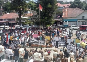 Massa menggelar demo di DPRD Taput.