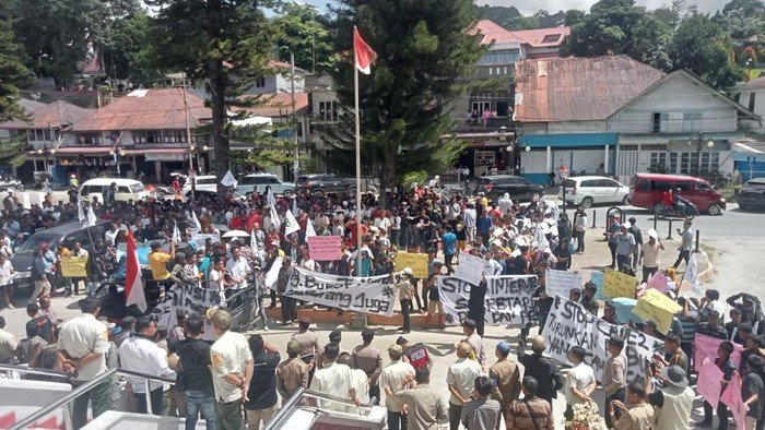 Massa menggelar demo di DPRD Taput.