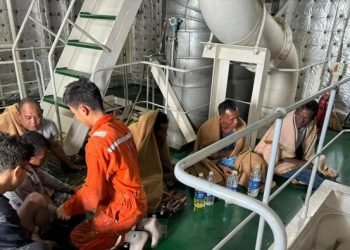 Para nelayan saat dievakuasi tim Basarnas. 