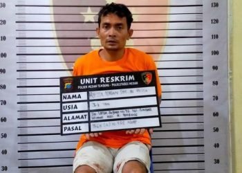 Pelaku Reza diamankan di kantor polisi. 