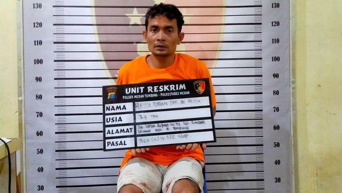 Pelaku Reza diamankan di kantor polisi.