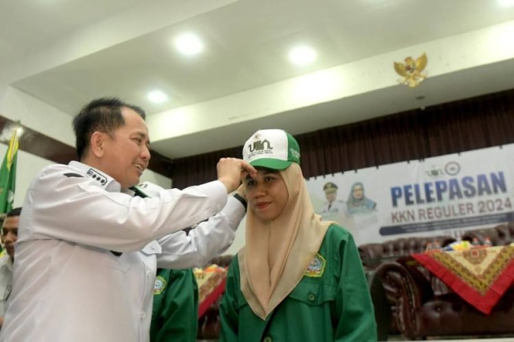PELEPASAN KKN UIN SUMUT
Pj Gubernur Sumatera Utara (Sumut) Agus Fatoni didampingi Kadispora Sumut Baharuddin Siagian dan Kadis Kominfo Sumut Ilyas Sitorus menghadiri pelepasan Kuliah Kerja Nyata (KKN) Mahasiswa Universitas Islam Negeri (UIN) Sumut di Kampus UIN Sumut Jalan Sutomo Ujung, Medan, Rabu (24/7). (Diskominfo Sumut)