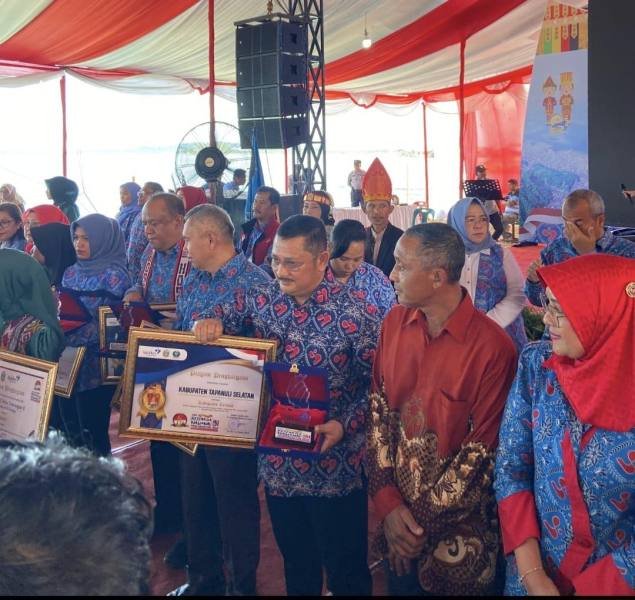 Kadis PP dan KB Ahmad Ibrahim Lubis saat menerima penghargaan Percepatan Penurunan Stunting Kab. Tapsel (TPPS), salah satu dari 7 penghargaan yang diterima Pemkab.Tapsel. (IST)