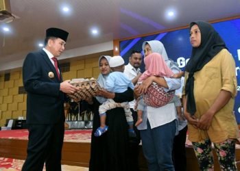 Pj. Gubernur Sumut, Agus Fatoni meluncurkan Gerakan Penanganan Stunting Serentak se Sumut yang diselenggarakan di Aula Tengku Rizal Nurdin, Rumah Dinas Gubernur Sumut, Jalan Sudirman No. 41, Medan, Senin (22/7/2024). (Diskominfo Sumut)