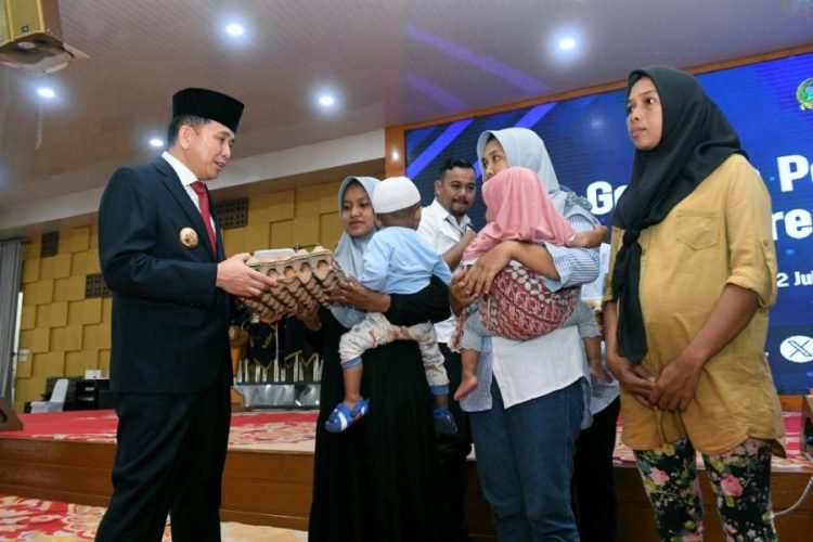 Pj. Gubernur Sumut, Agus Fatoni meluncurkan Gerakan Penanganan Stunting Serentak se Sumut yang diselenggarakan di Aula Tengku Rizal Nurdin, Rumah Dinas Gubernur Sumut, Jalan Sudirman No. 41, Medan, Senin (22/7/2024). (Diskominfo Sumut)
