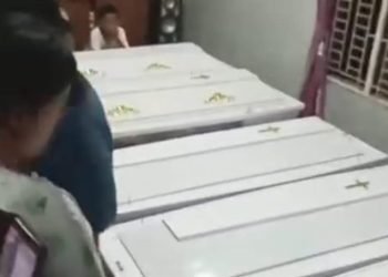 Peti mati berisi jenazah 6 korban berjejer di rumah duka. 