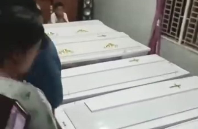 Peti mati berisi jenazah 6 korban berjejer di rumah duka. 
