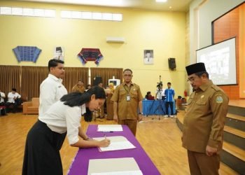 Kepala Dinas Pendidikan (Disdik) Provinsi Sumatera Utara (Sumut) Abdul Haris Lubis resmi melantik 1.997 Pegawai Pemerintah dengan Perjanjian Kerja (PPPK) formasi tenaga fungsional guru,  di Aula SMK Negeri 7 Medan, Senin (29/7).  (DISKOMINFO SUMUT)