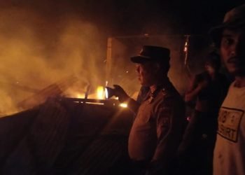 Petugas kepolisian saat olah TKP kebakaran. 