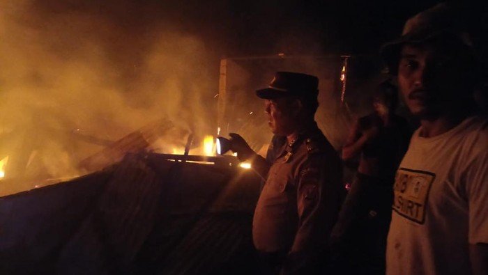 Petugas kepolisian saat olah TKP kebakaran.