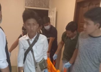 Petugas saat mengevakuasi jasad korban dari salah satu penginapan di Samosir, Sumut. 