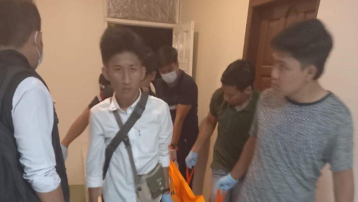 Petugas saat mengevakuasi jasad korban dari salah satu penginapan di Samosir, Sumut.