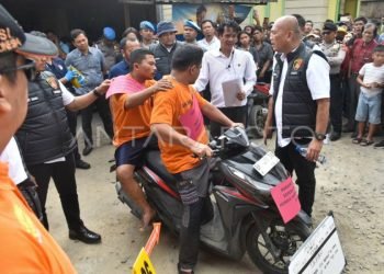 Rekonstruksi pembakaran rumah wartawan di Karo.