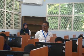 Rektor meninjau ujian Seleksi Mandiri Unimed.