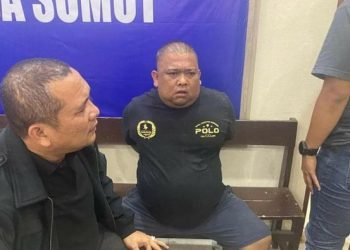 Samsul Tarigan (tengah), DPO kasus penyerangan polisi usai ditangkap. 
