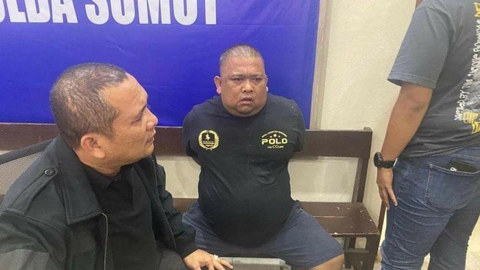 Samsul Tarigan (tengah), DPO kasus penyerangan polisi usai ditangkap. 