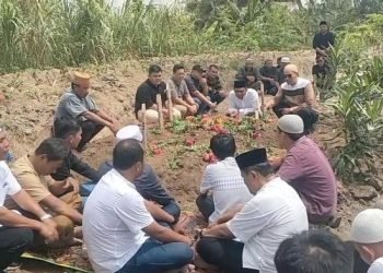 Sekeluarga korban kapal wisata tenggelam dari Batu Bara saat hendak dimakamkan. 