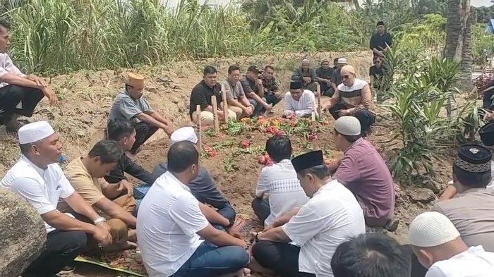 Sekeluarga korban kapal wisata tenggelam dari Batu Bara saat hendak dimakamkan. 