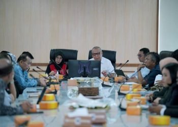 Sekretaris Umum Panita Besar (PB) PON XXI Effendy Pohan membuka rapat Persiapan Road to PON XXI Aceh-Sumut di Kantor Gubernur Sumut, Jalan Pangeran Diponegoro No 30 Medan, Jumat (19/7). (DISKOMINFOSUMUT)