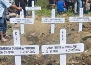 Makam Ramces Manulang dan kelima anaknya di Huta Gur Gur Dolok Sanggul. 