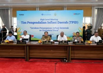 Pj. Gubernur Sumut, Agus Fatoni menghadiri High Level Meeting Tim Pengendilan Inflasi Daerah (TPID) yang diselenggarakan di Aula Tengku Rizal Nurdin, Rumah Dinas Gubernur Sumut, Jalan Sudirman No. 41, Medan, Selasa (23/7/2024). (Diskominfo Sumut)