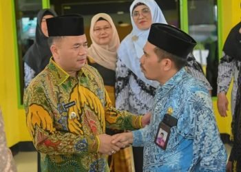 Pj.Wali Kota Padangsidimpuan Timur Tumanggor menyalami Kakan Kemenang Padangsidimpuan Masir Rambe. (ist)