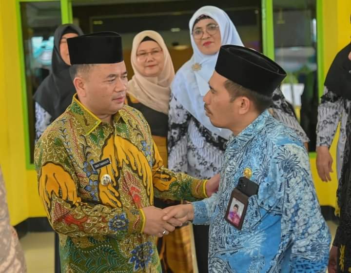 Pj.Wali Kota Padangsidimpuan Timur Tumanggor menyalami Kakan Kemenang Padangsidimpuan Masir Rambe. (ist)