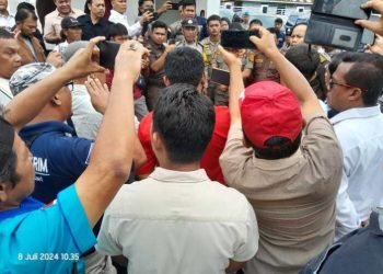 Puluhan wartawan unjuk rasa tuntut Kajari Padangsidimpuan buktikan pernyataannya soal berita yang menghalangi kinerjanya.