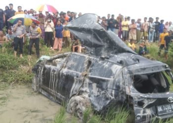 Kondisi mobil Toyota Rush yang ditumpangi keluarga Manullang pasca tertabrak kereta api.