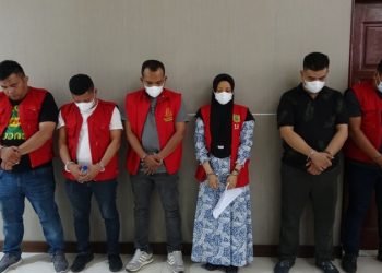 Enam tersangka dugaan korupsi Rp580 juta seleksi PPPK Kabupaten Mandailing Natal (Madina) ditahan Kejati Sumut, Kamis (1/8/2024).