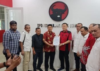 Prof Ridha menerima surat tugas maju di Pilkada Medan dari Ketua DPC PDIP Medan Hasyim, Sabtu (3/8/2024). 