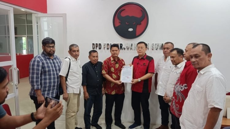 Prof Ridha menerima surat tugas maju di Pilkada Medan dari Ketua DPC PDIP Medan Hasyim, Sabtu (3/8/2024). 