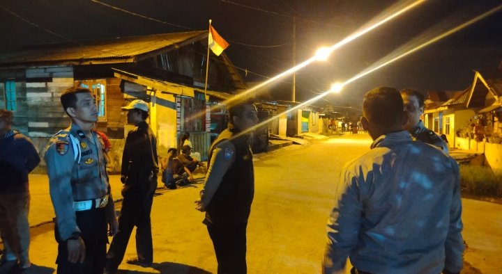 Petugas Polres saat membubarkan aksi tawuran. (rompas)