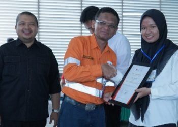GMO dan Deputy Derector Operstions PT.AT Rahmad Lubis ( tengah) didampingi Bupati Tapsel Dolly Pasaribu (kiri) menyerahkan Sertifikat Penghargaan Kepada Naila Putri (kanan) peraih Beasiswa Martabe prestasi. (IST)