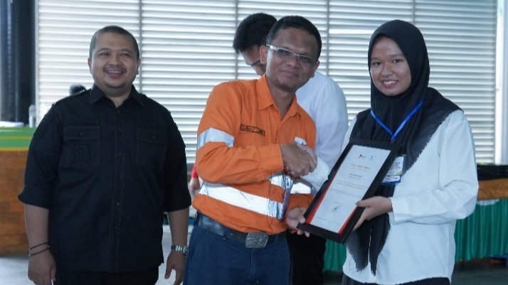 GMO dan Deputy Derector Operstions PT.AT Rahmad Lubis ( tengah) didampingi Bupati Tapsel Dolly Pasaribu (kiri) menyerahkan Sertifikat Penghargaan Kepada Naila Putri (kanan) peraih Beasiswa Martabe prestasi. (IST)