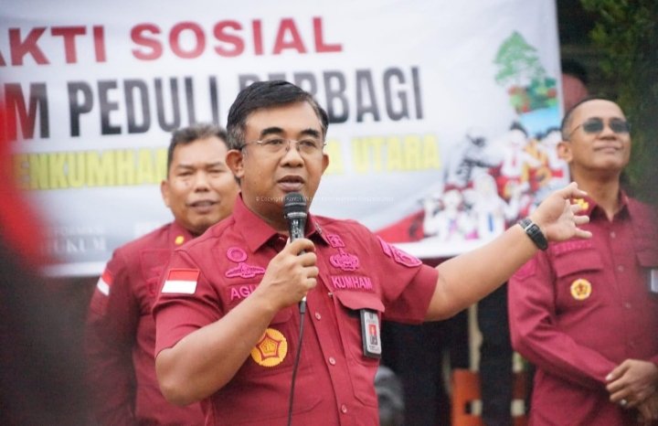 Kemenkumham Sumut saat memberikan bantuan ke sekolah. (IST)