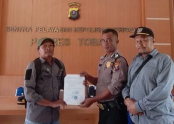James Trafo Sitorus dan Edisanto Panjaitan saat mengadu ke Polres Toba. (IST)