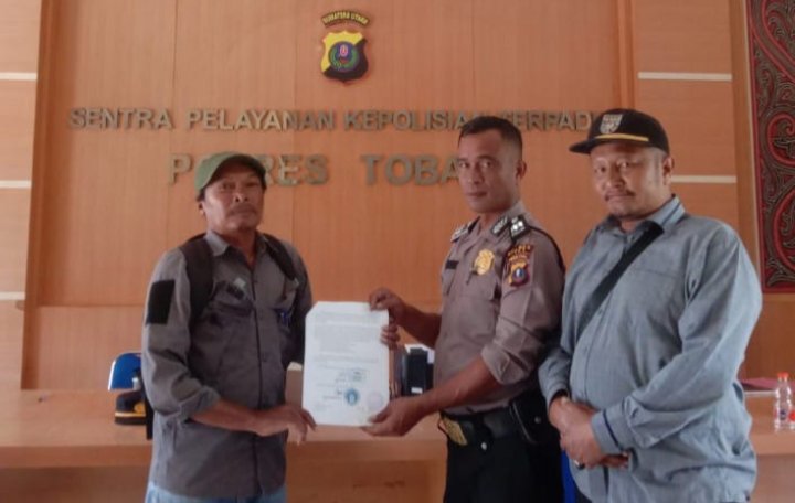 James Trafo Sitorus dan Edisanto Panjaitan saat mengadu ke Polres Toba. (IST)