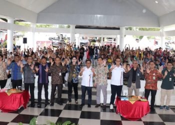 Otoritas Jasa Keuangan foto bersama dengan penyandang disabilitas Kabupaten Toba. (IST)