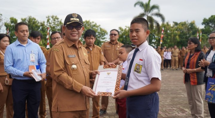 Poltak Sitorus Bupati Toba Foto Bersama Dengan Siswa Yayasan Bonapasogit Sejahtra Peraih 2 Medali Perak Pada Olimpiade Sains Nasional Tahun 2024 Saat Memberikan Sertifikat Sebagai Bentuk Apresiasi Dari Pemkab. Toba. (IST))
