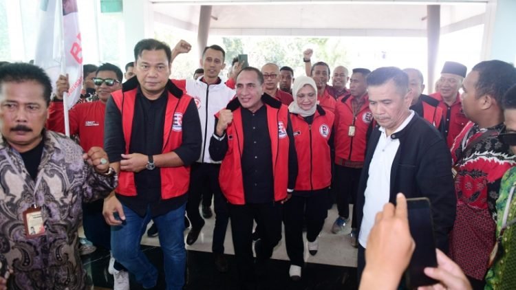 Edy Rahmayadi dan istrinya Nawal Lubis menghadiri deklarasi ribuan relawan, Jumat (16/8/2024). 