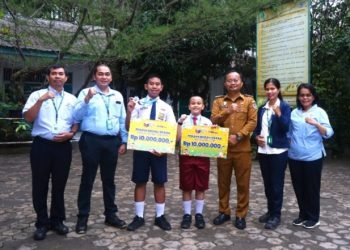 Pihak Managemen PT. TPL, Pihak Yayasan Bonapasogit Sejahtra Foto Bersama Dengan Dengan Hugo Yonatan Hutagaok Dan Anggiat Marpaung. (IST)